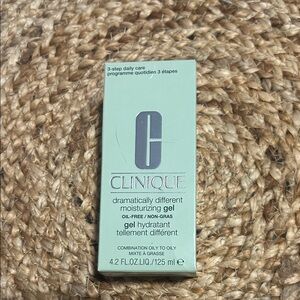 Clinique Dramatically Different Moisturizing Gel in Mint Green